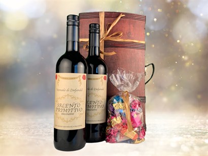 2 flasker Salento Primitivo rødvin med 500 gram luksus chokoladeblanding i træ vinkasse.